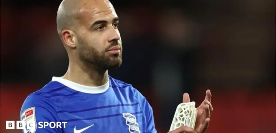 Jugador de Birmingham City aplaudiendo tras el partido