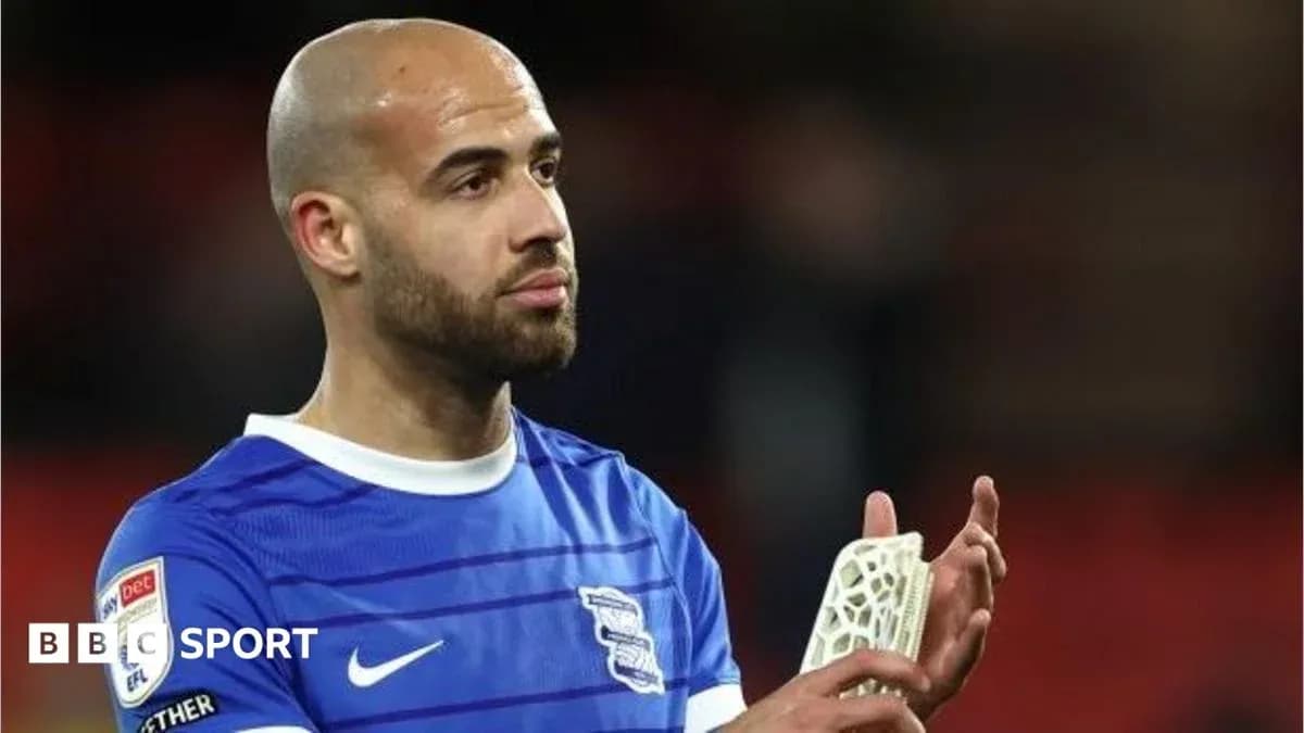 Jugador de Birmingham City aplaudiendo tras el partido