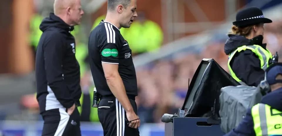 Árbitro revisando jugada en el monitor VAR
