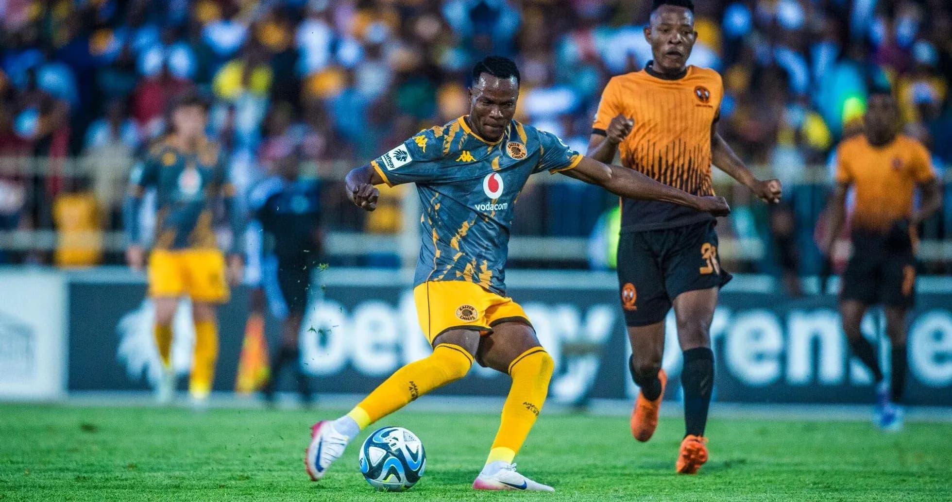 Jugador de Kaizer Chiefs disparando el balón en el partido