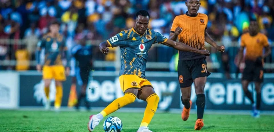 Jugador de Kaizer Chiefs disparando el balón en el partido