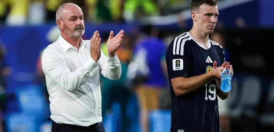 Entrenador aplaudiendo a jugador tras el partido