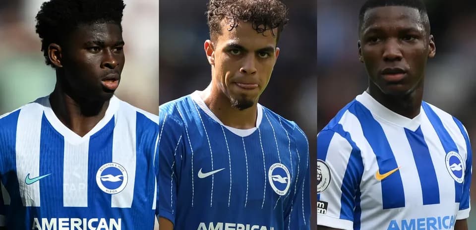 Tres jugadores de Brighton en uniforme durante un partido