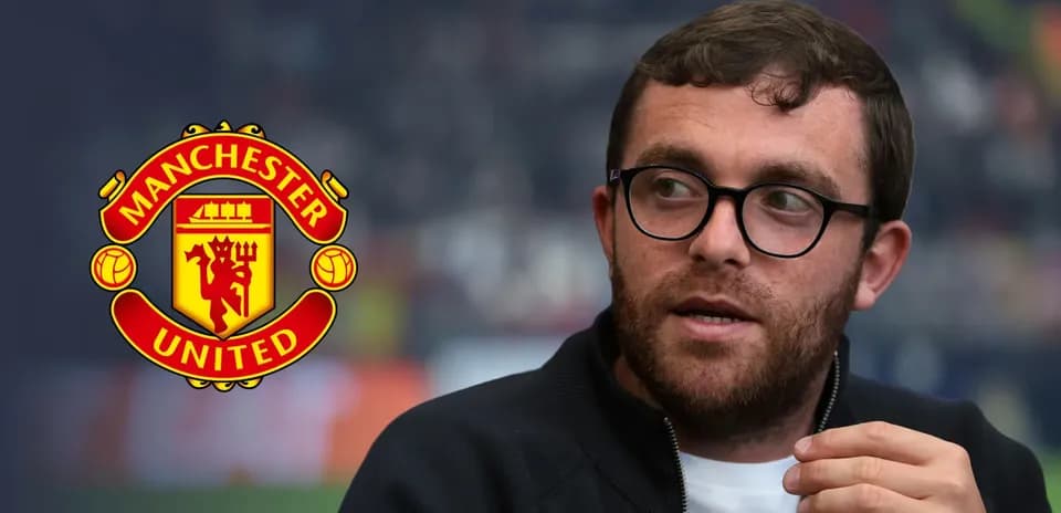 Hombre hablando con logo de Manchester United al fondo