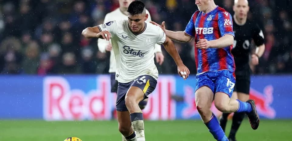Jugadores compitiendo por el balón en partido