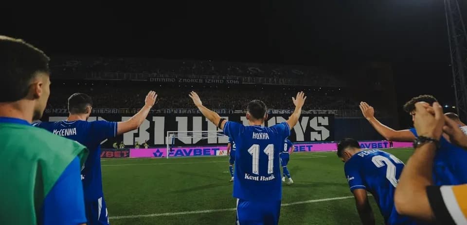 Jugadores de Dinamo Zagreb celebrando en el estadio