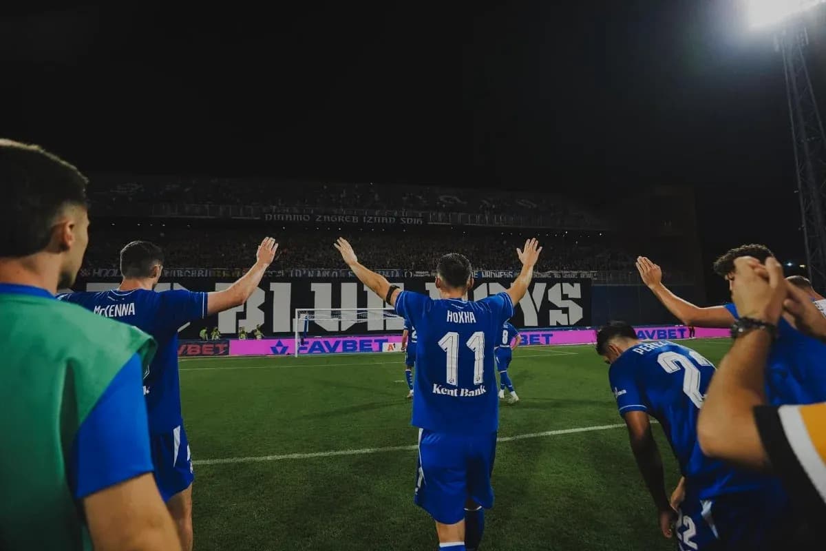Jugadores de Dinamo Zagreb celebrando en el estadio