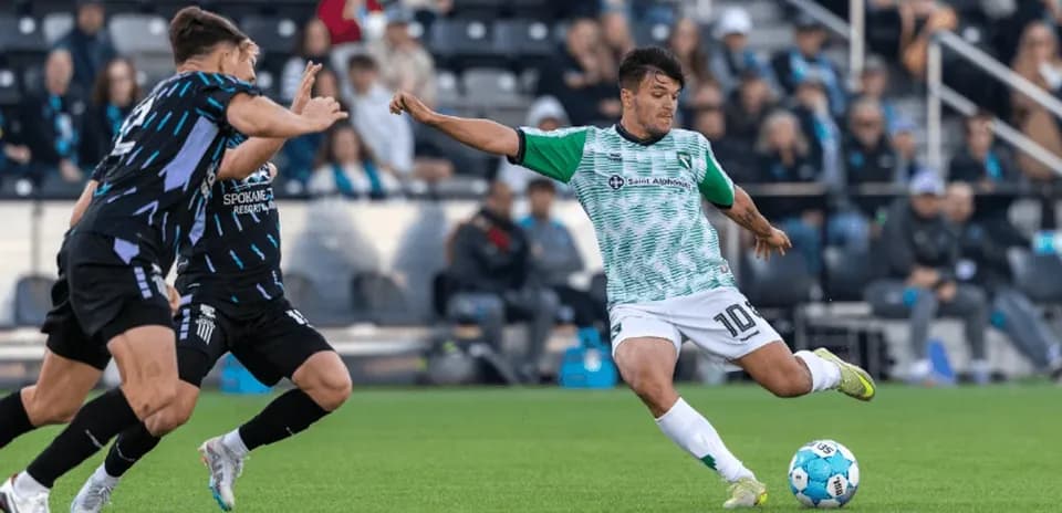 Jugador del Spokane Velocity driblando a un oponente