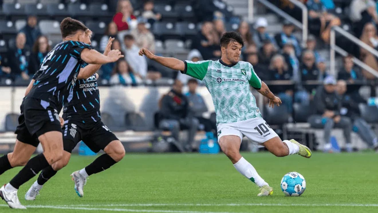 Jugador del Spokane Velocity driblando a un oponente
