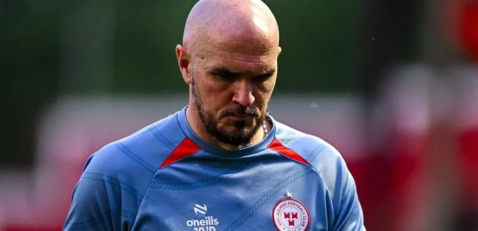 Jugador con camiseta de entrenamiento de Shelbourne FC