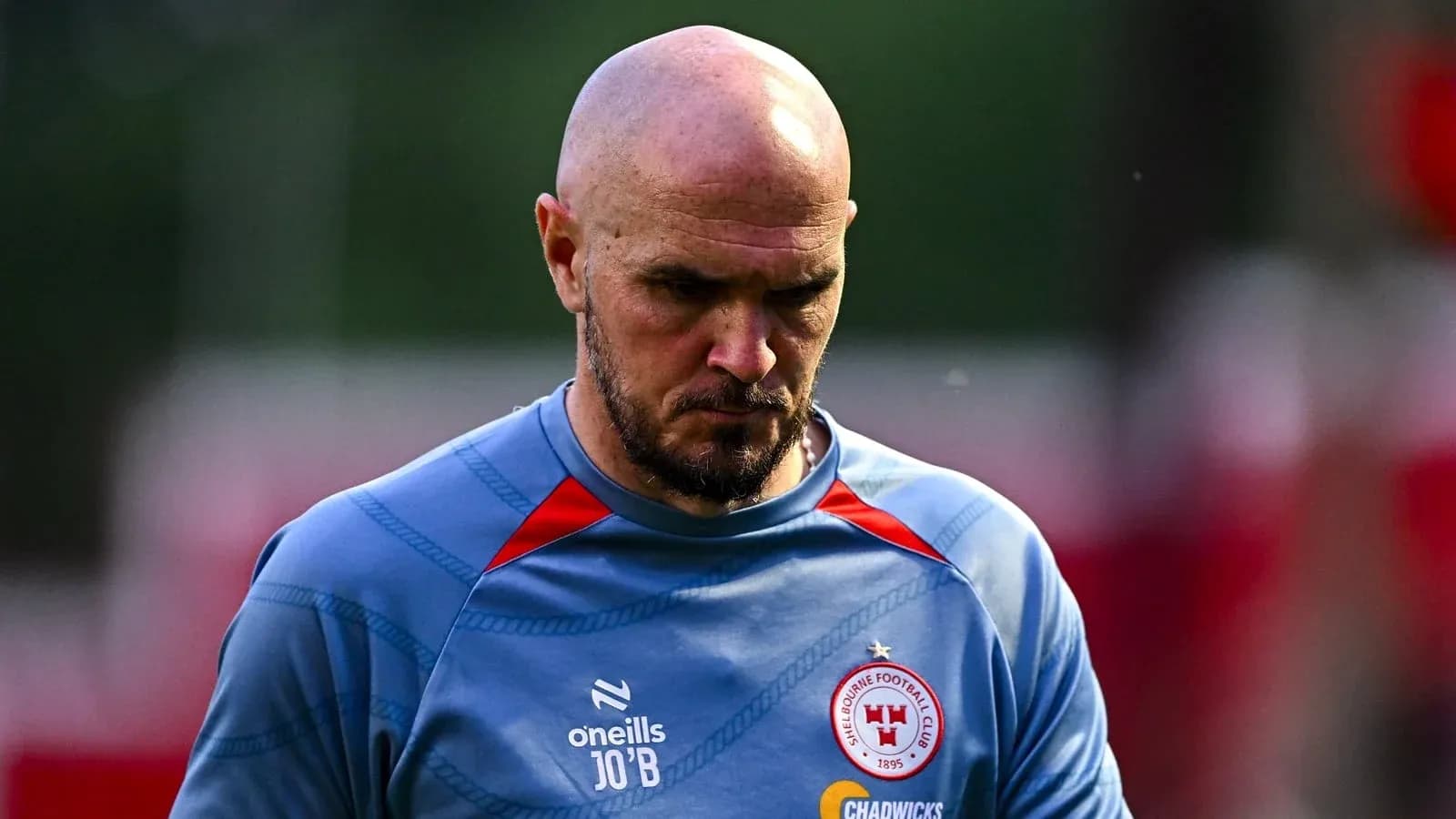 Jugador con camiseta de entrenamiento de Shelbourne FC