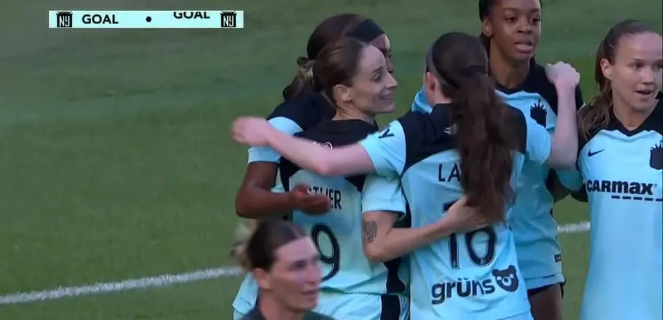 Jugadoras celebrando un gol en el partido