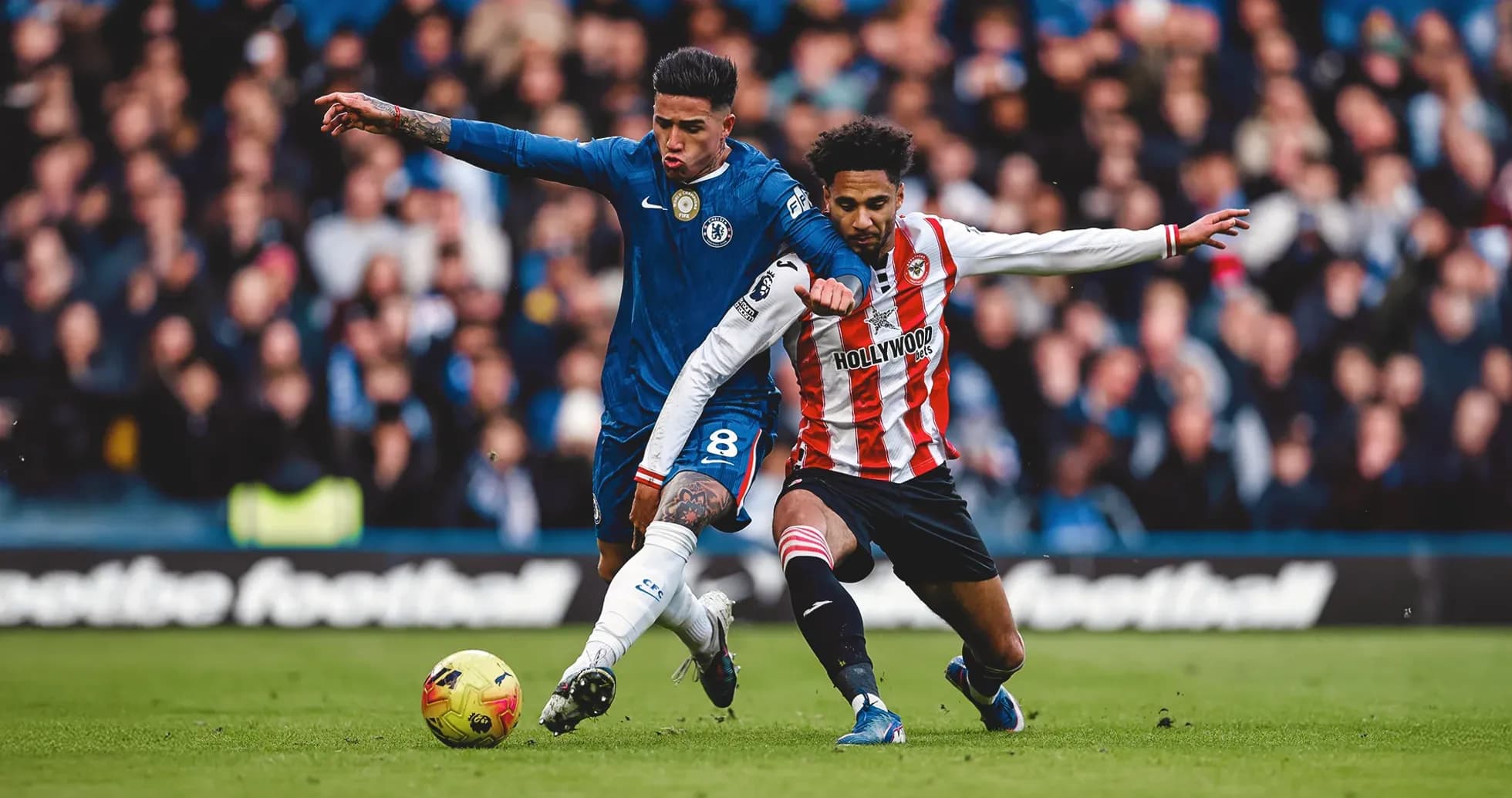 Jugador de Chelsea luchando por el balón