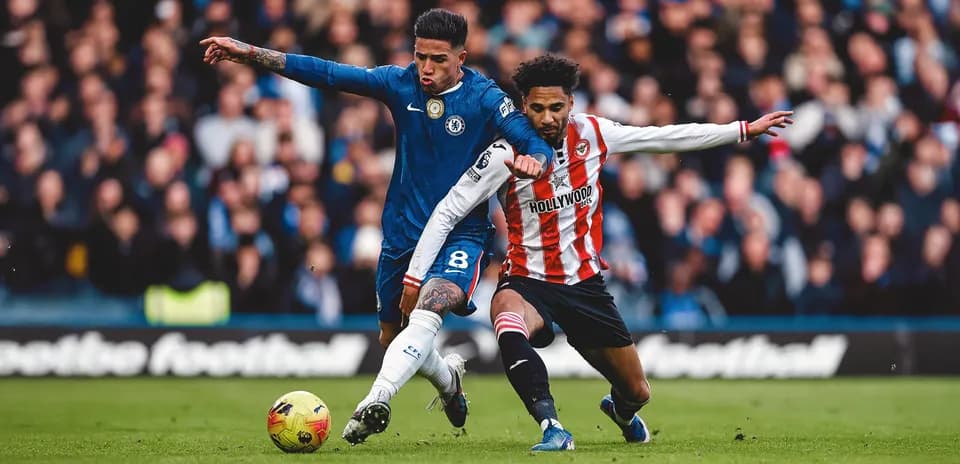 Jugador de Chelsea luchando por el balón