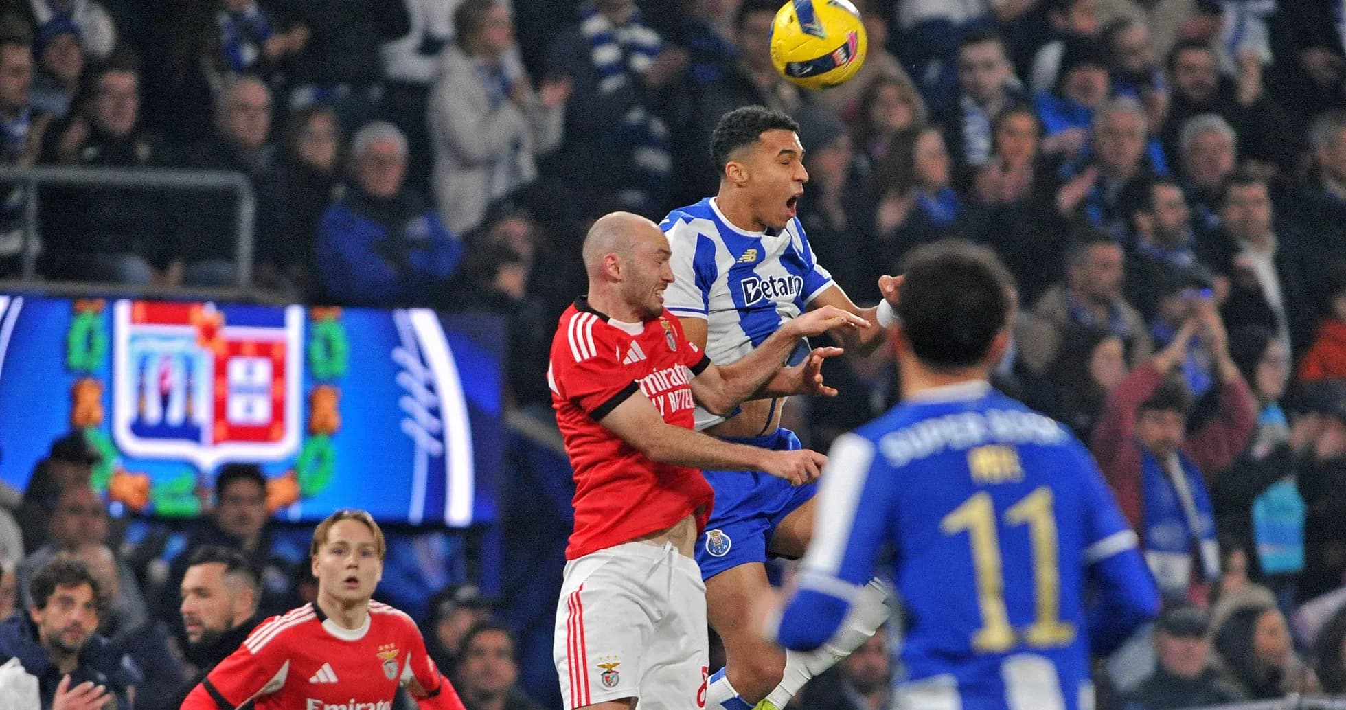 Jugador de Porto saltando por el balón contra Benfica