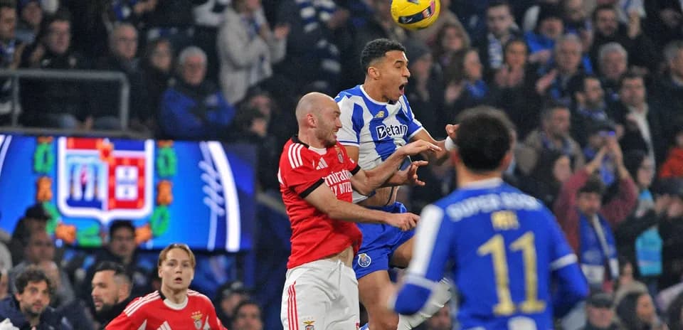 Jugador de Porto saltando por el balón contra Benfica