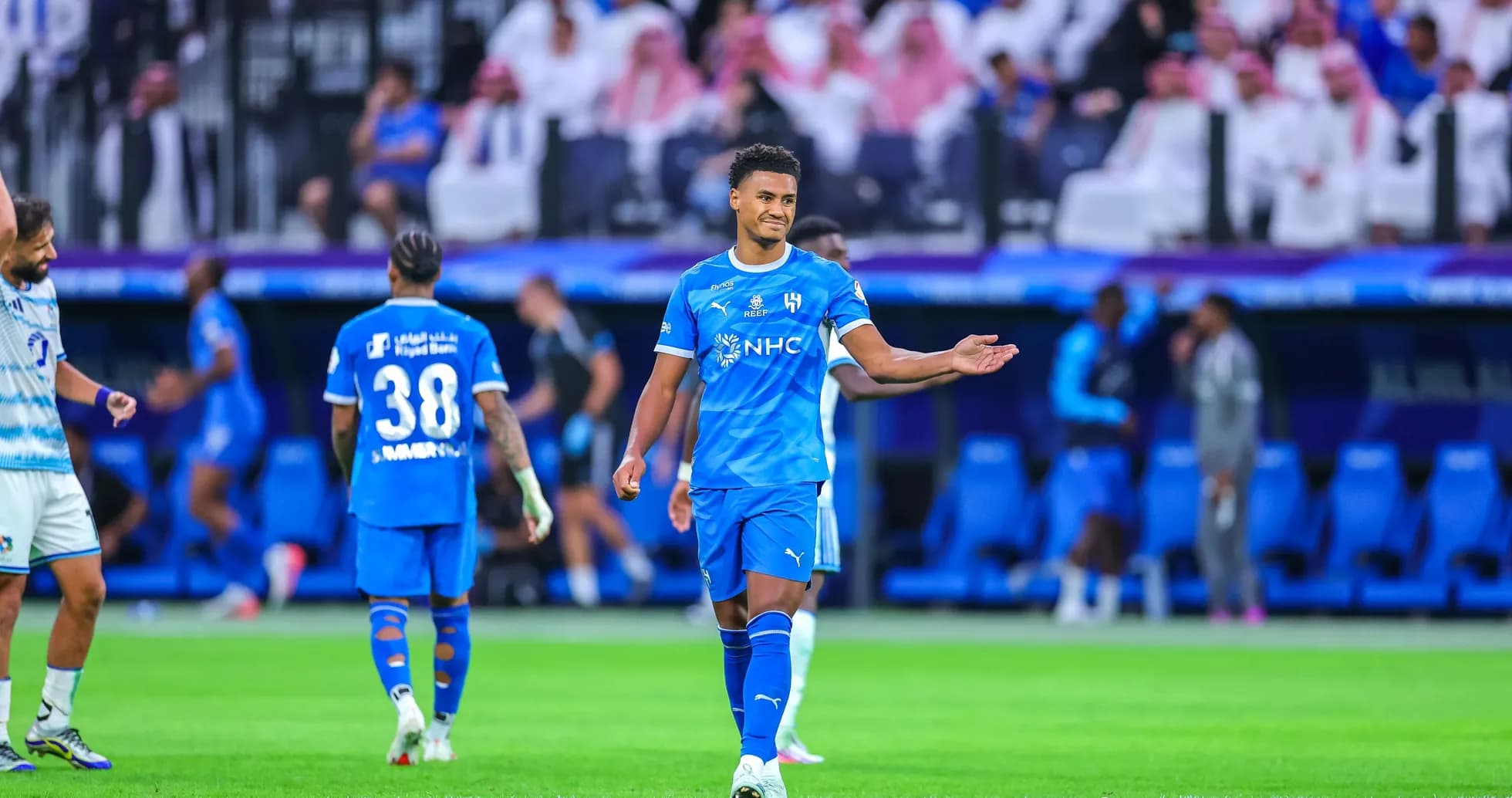 Jugador de Al Hilal gesticulando en el campo