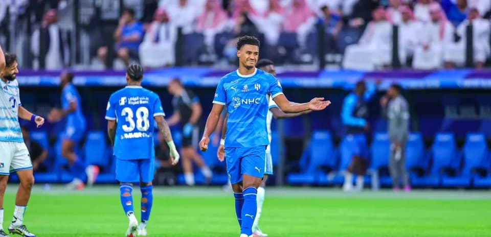 Jugador de Al Hilal gesticulando en el campo