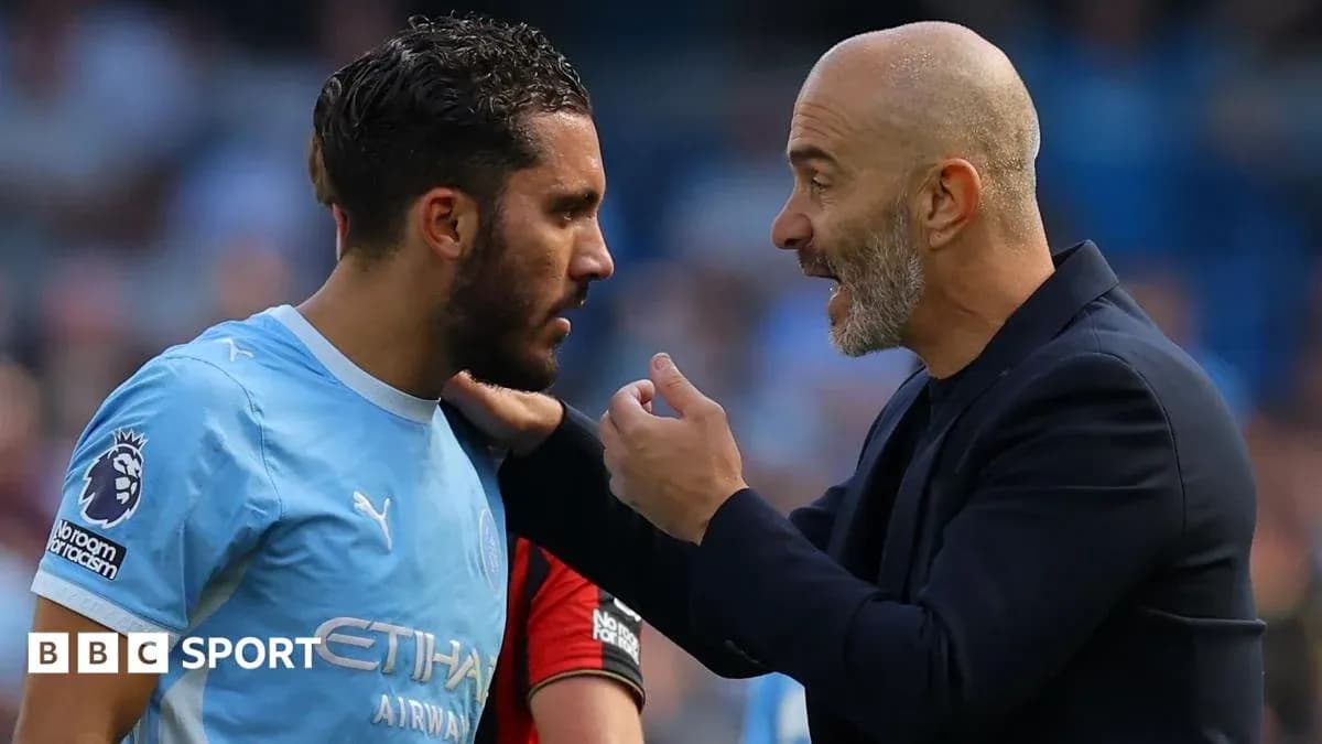 Entrenador dando instrucciones a jugador durante partido