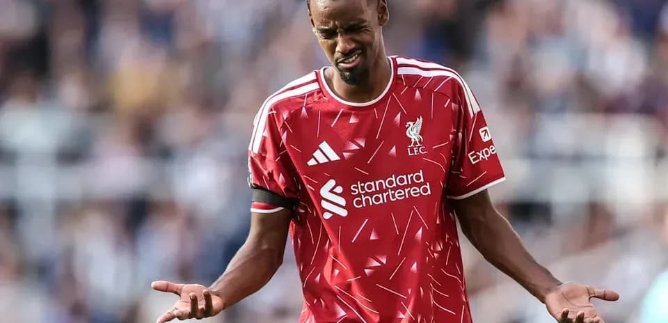 Jugador de Liverpool expresando frustración en el campo