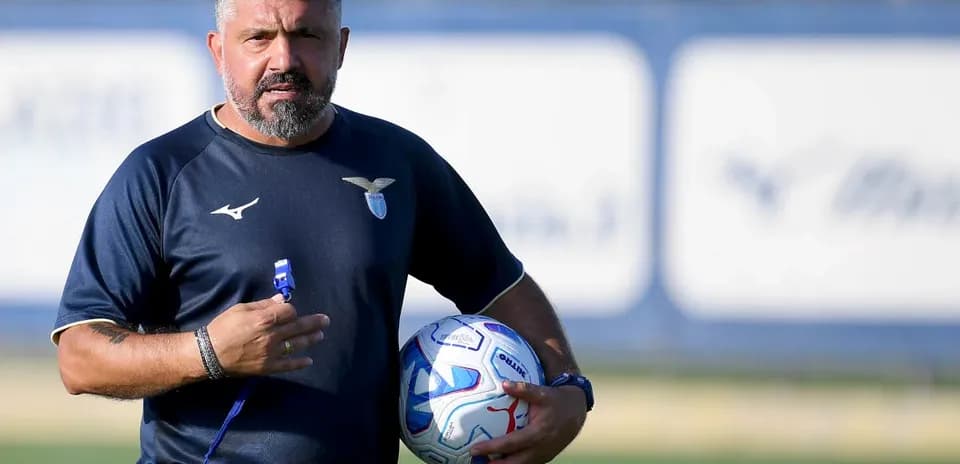 Entrenador de Lazio sosteniendo un balón en entrenamiento