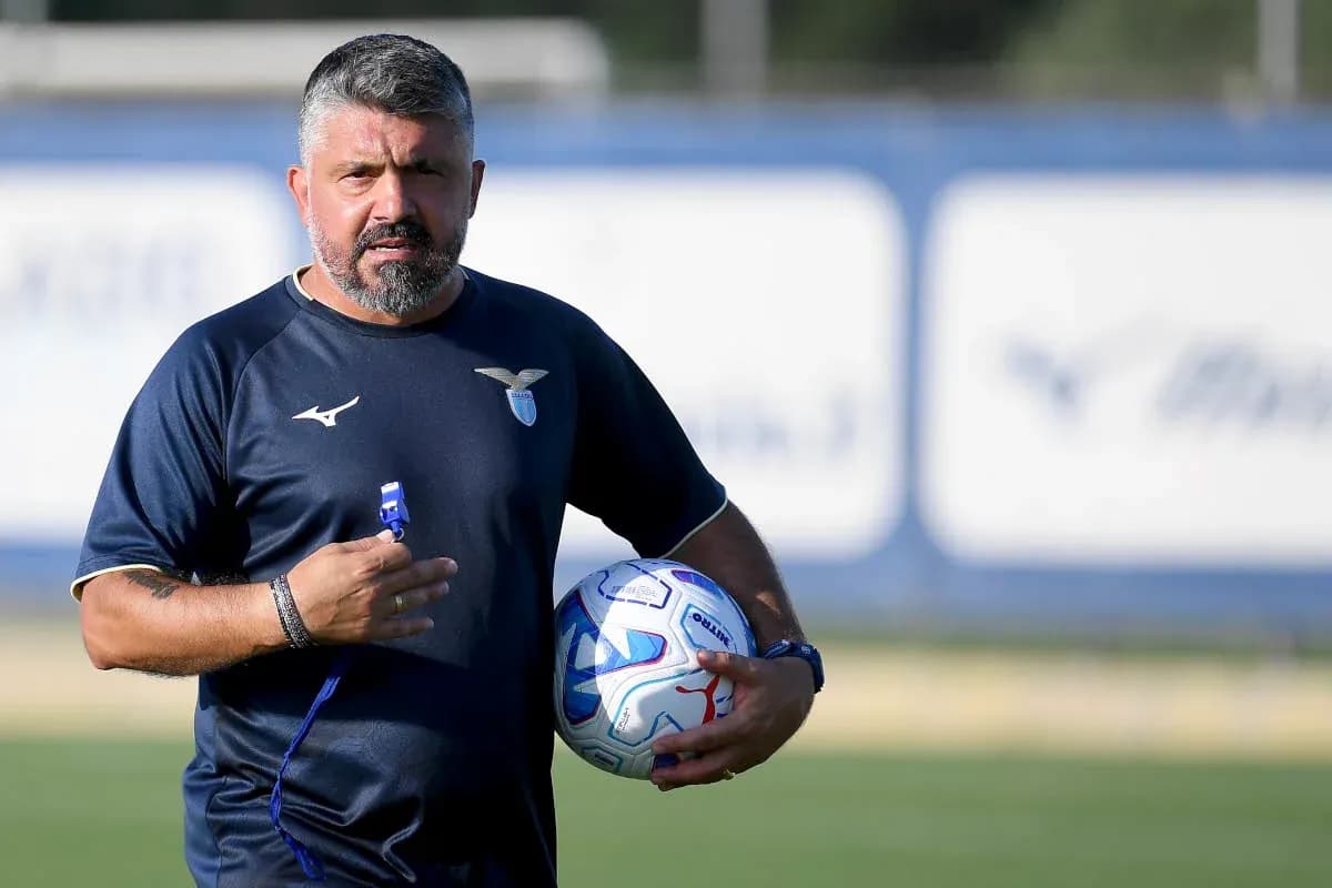 Entrenador de Lazio sosteniendo un balón en entrenamiento