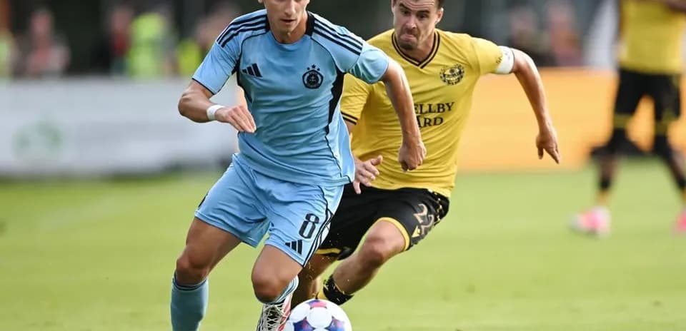 Jugador de Slovan Bratislava driblando a un rival