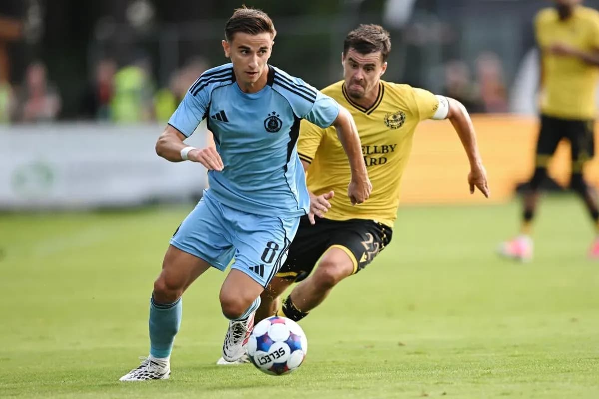 Jugador de Slovan Bratislava driblando a un rival