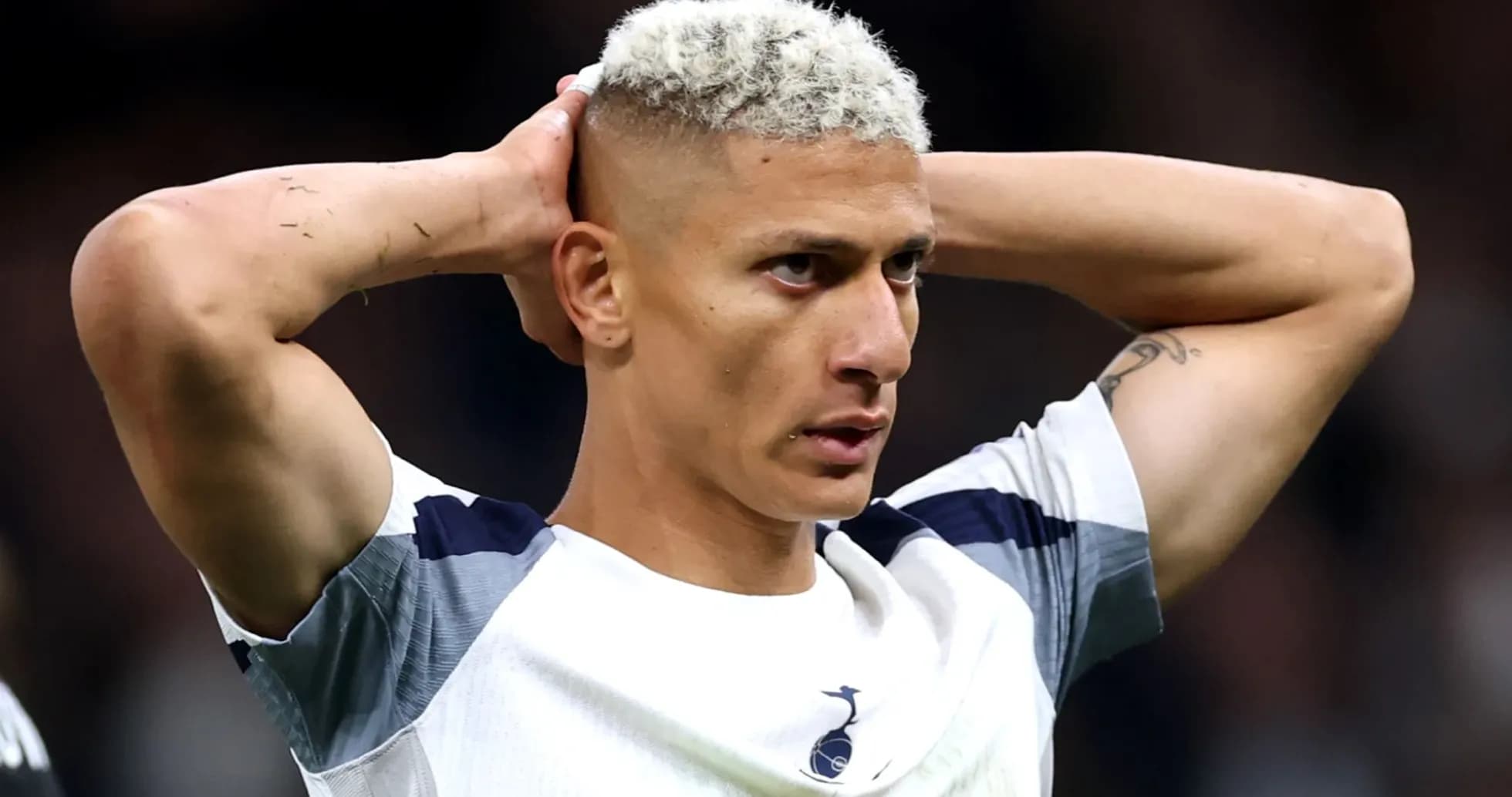 Jugador de Tottenham con manos en la cabeza