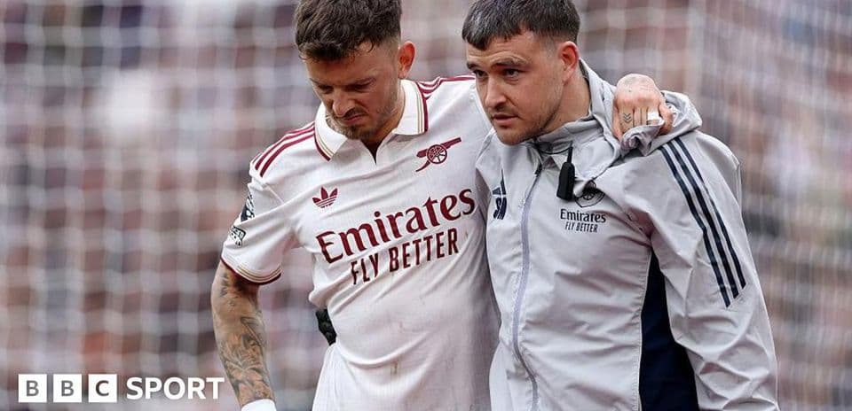 Jugador siendo ayudado por el personal médico en el campo
