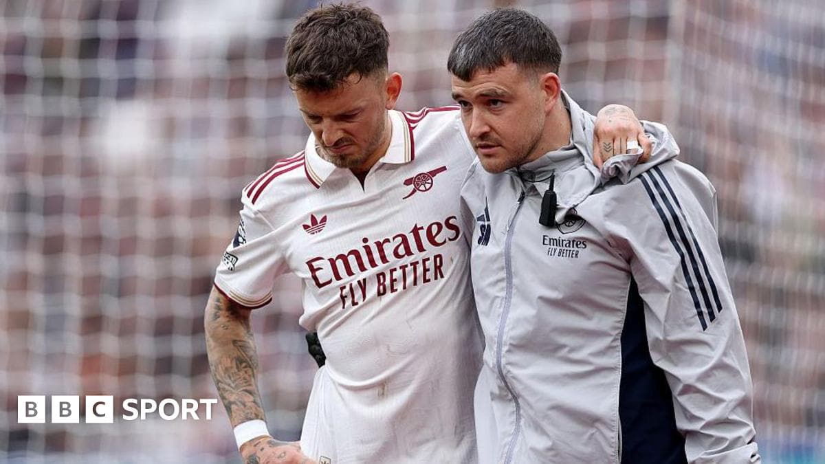 Jugador siendo ayudado por el personal médico en el campo