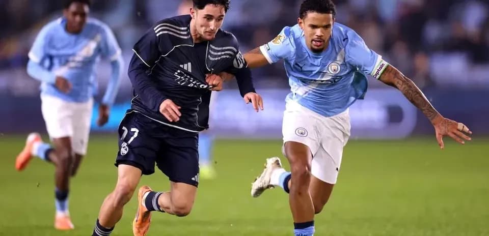 Jugadores de Real Madrid y Manchester City persiguiéndose