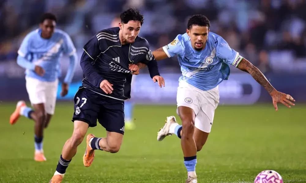Jugadores de Real Madrid y Manchester City persiguiéndose