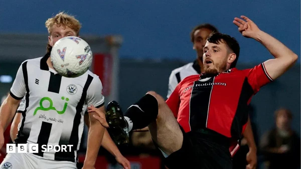 Jugador en caída mientras intenta jugar el balón