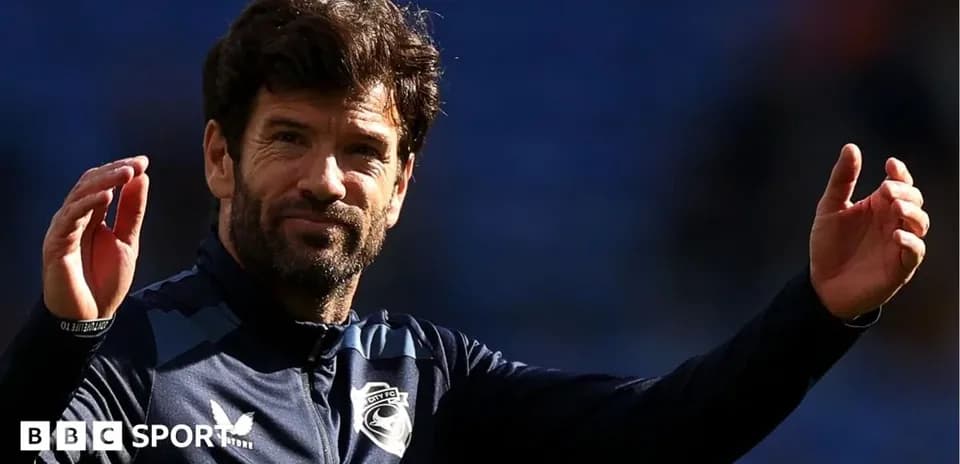 Entrenador saludando desde la línea de banda