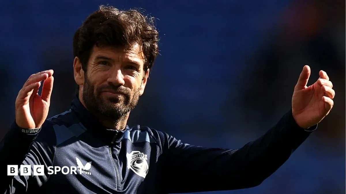 Entrenador saludando desde la línea de banda