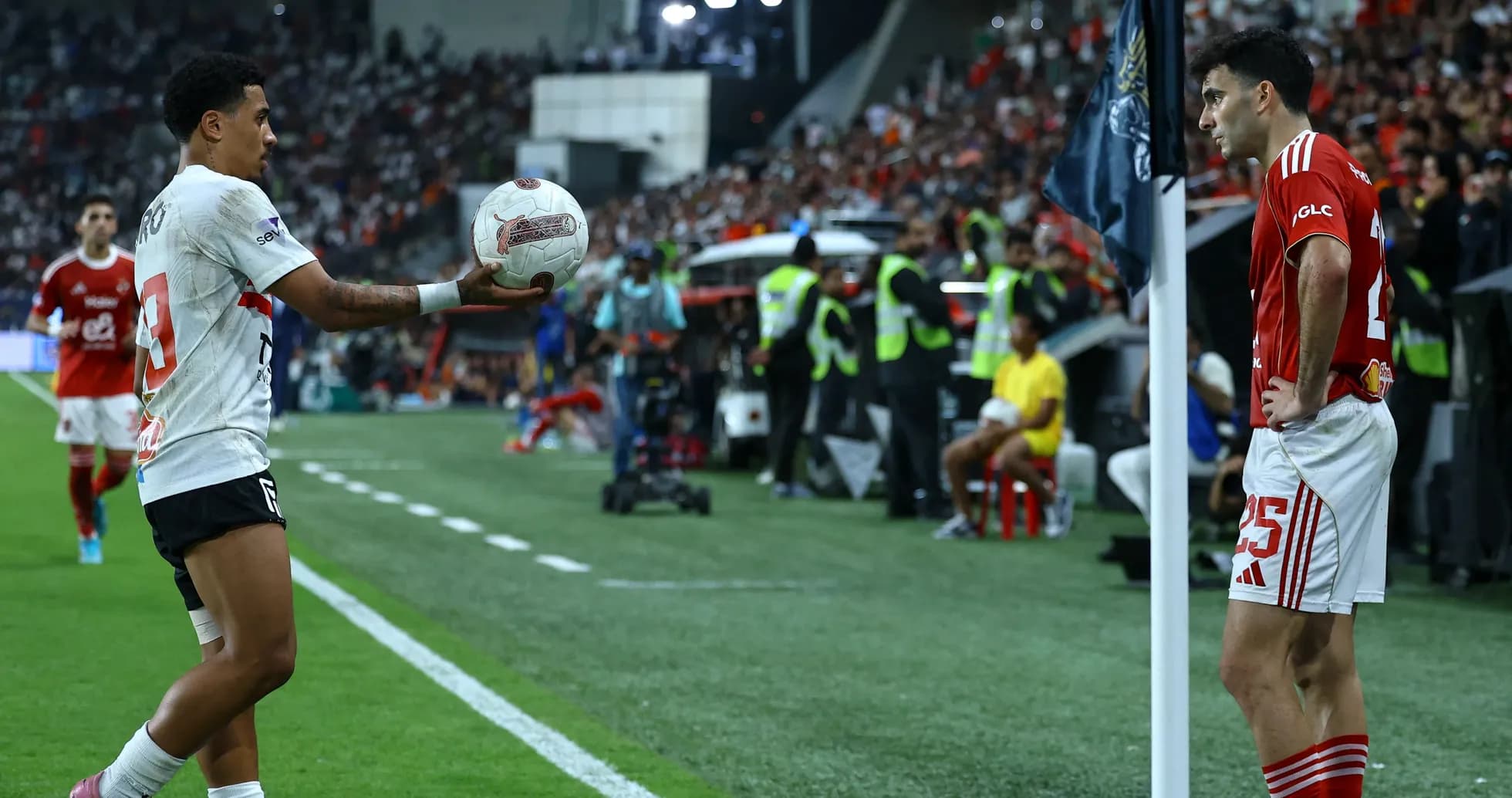 Jugador lanzando el balón en el lateral del campo
