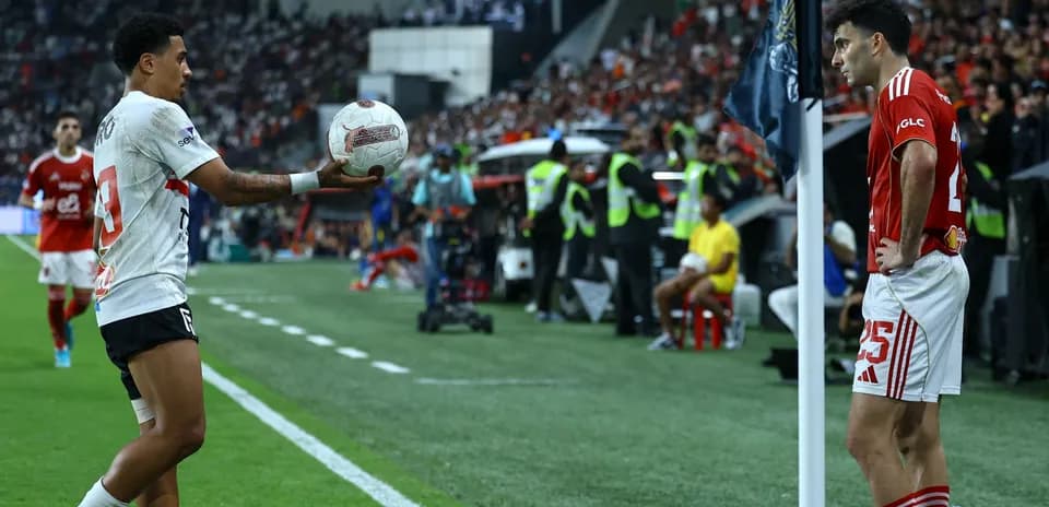 Jugador lanzando el balón en el lateral del campo