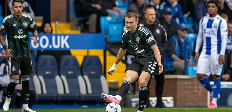 Jugador pateando el balón en un partido de fútbol