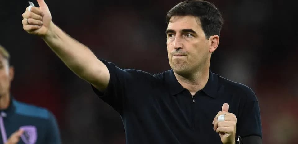 Entrenador dando señal de aprobación durante partido