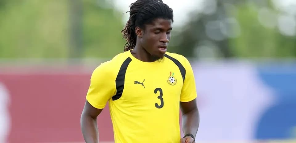 Jugador de Ghana entrenando con camiseta amarilla