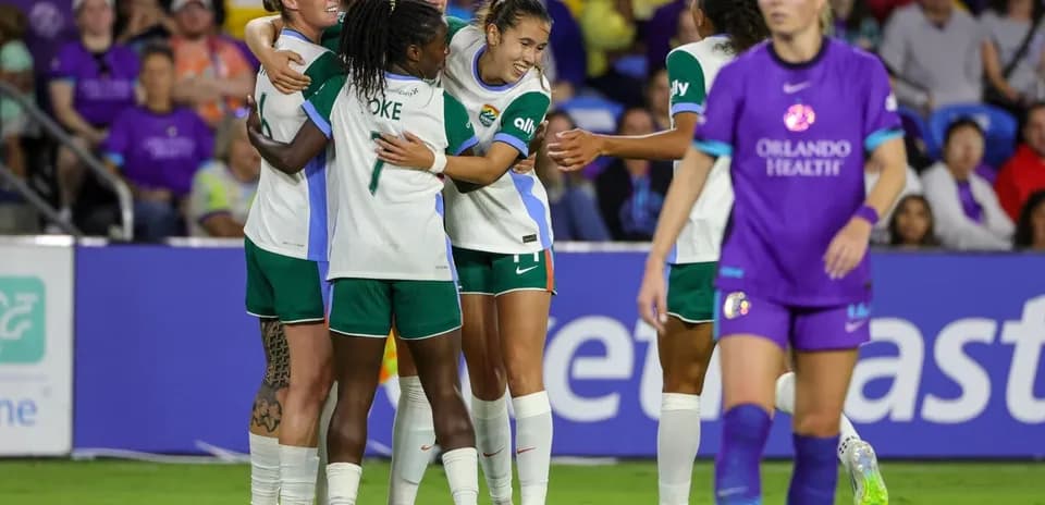 Jugadoras celebrando un gol en el partido