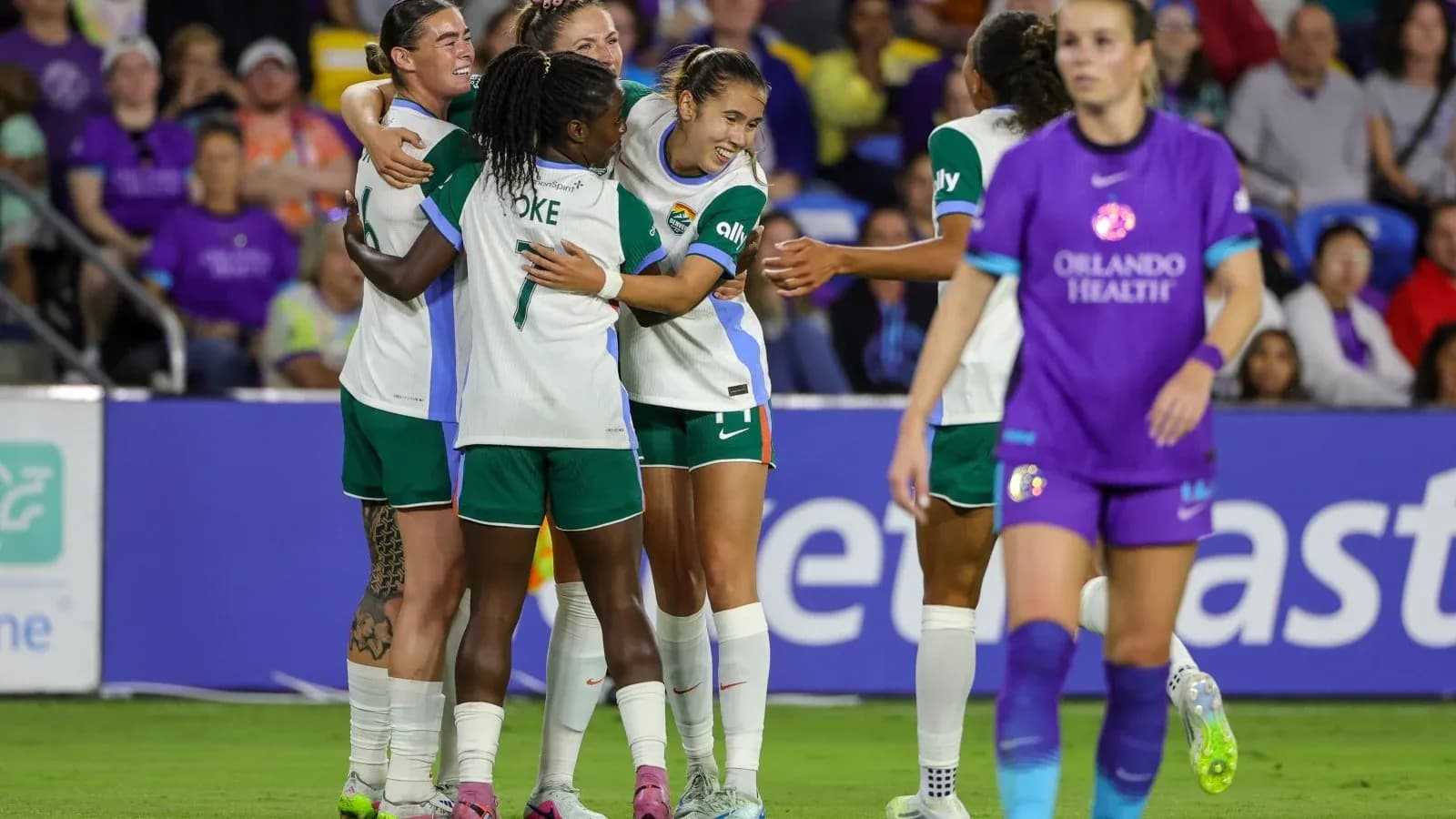 Jugadoras celebrando un gol en el partido
