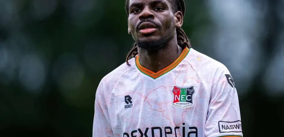 Jugador de NEC Nijmegen en partido de fútbol