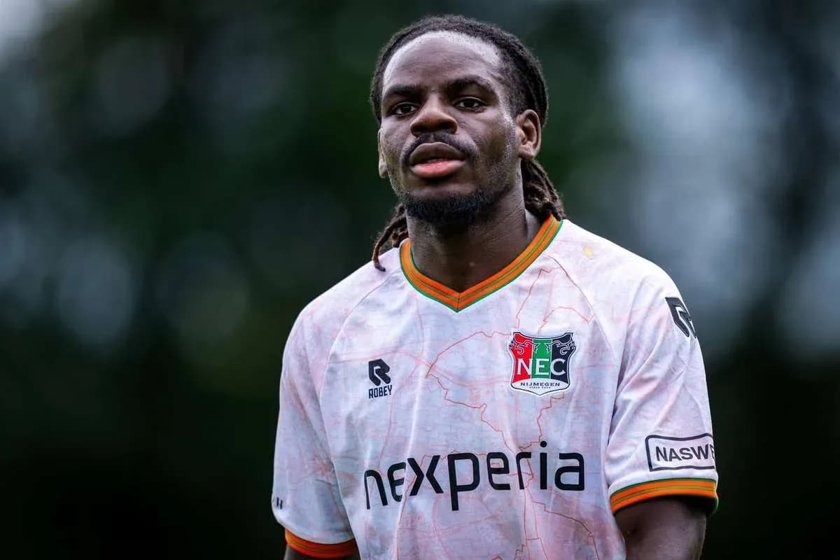 Jugador de NEC Nijmegen en partido de fútbol