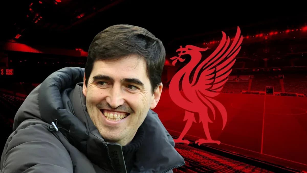 Entrenador sonriendo frente al estadio de Liverpool