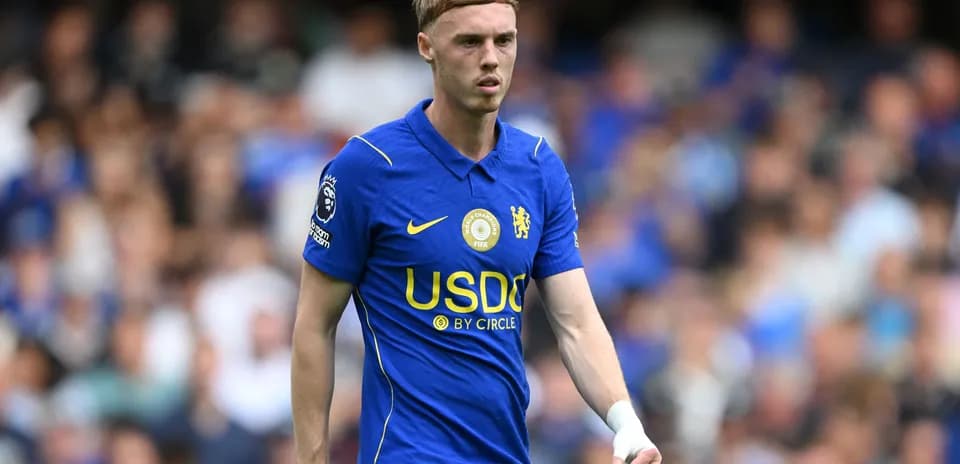 Jugador de Chelsea caminando en el campo durante el partido