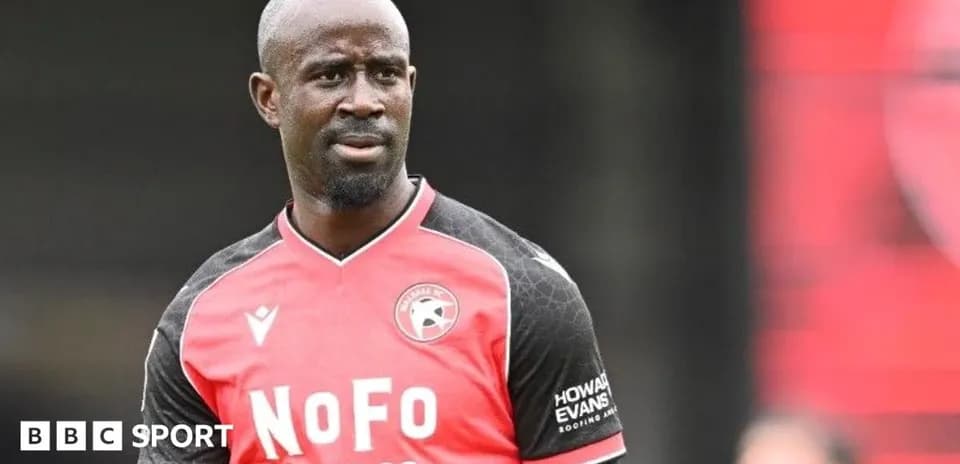 Jugador en uniforme de Brentford FC en el campo