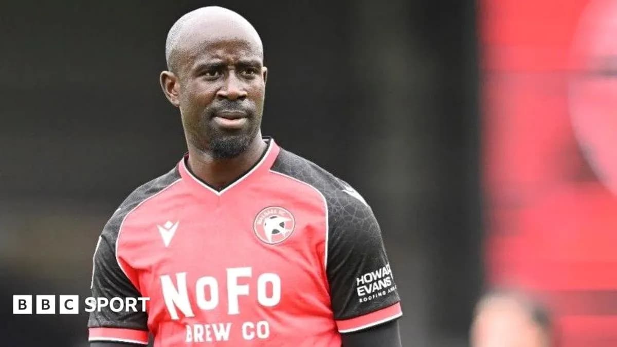 Jugador en uniforme de Brentford FC en el campo