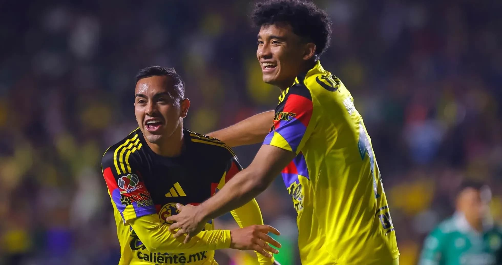 Jugadores del América celebrando un gol